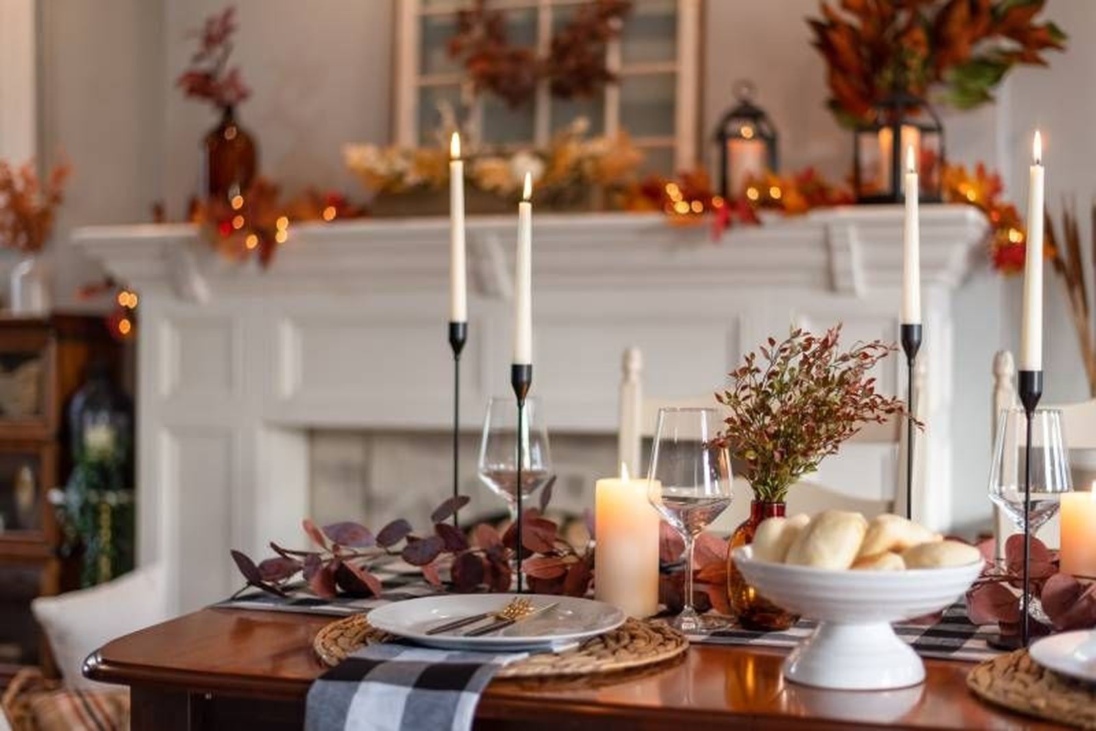 Mesa con decoración otoñal.