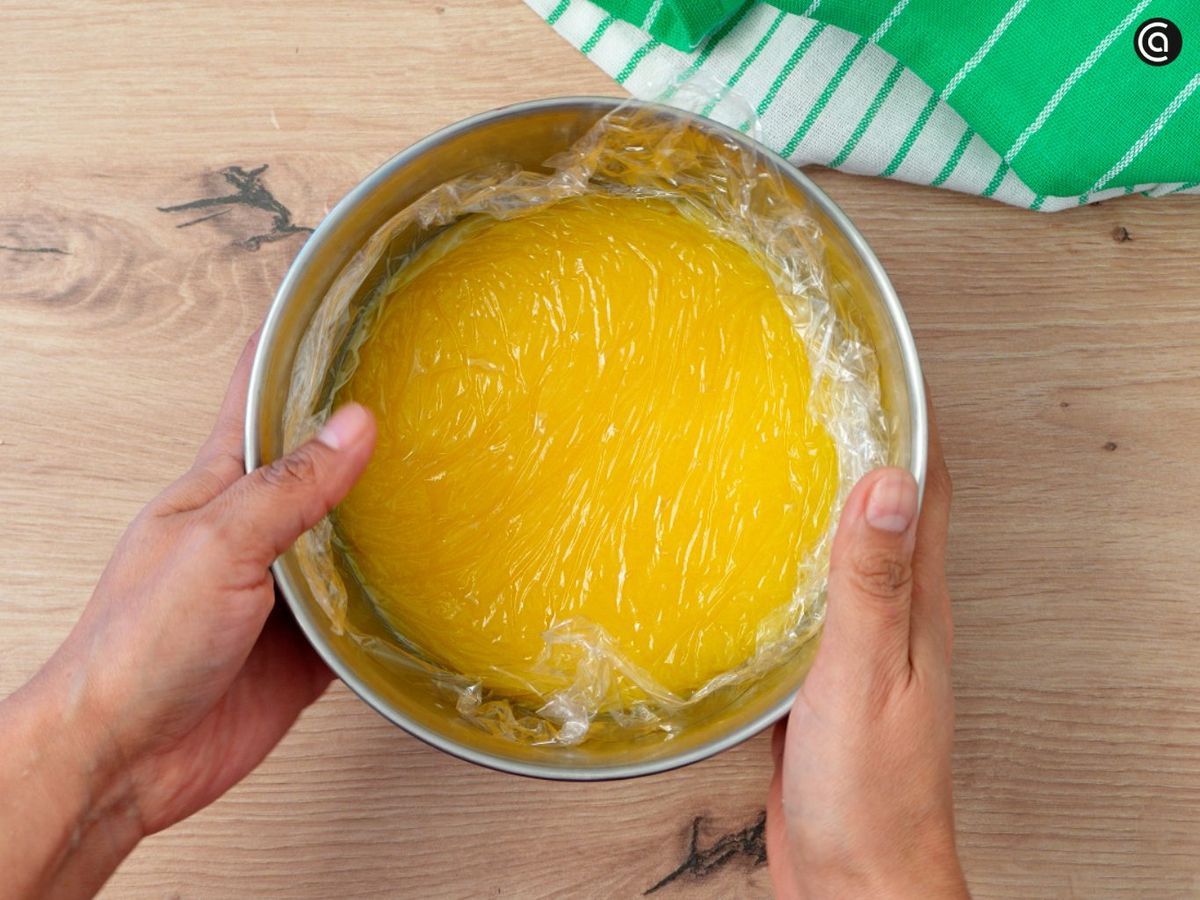 Cubre la crema de limón con film transparente y deja que repose