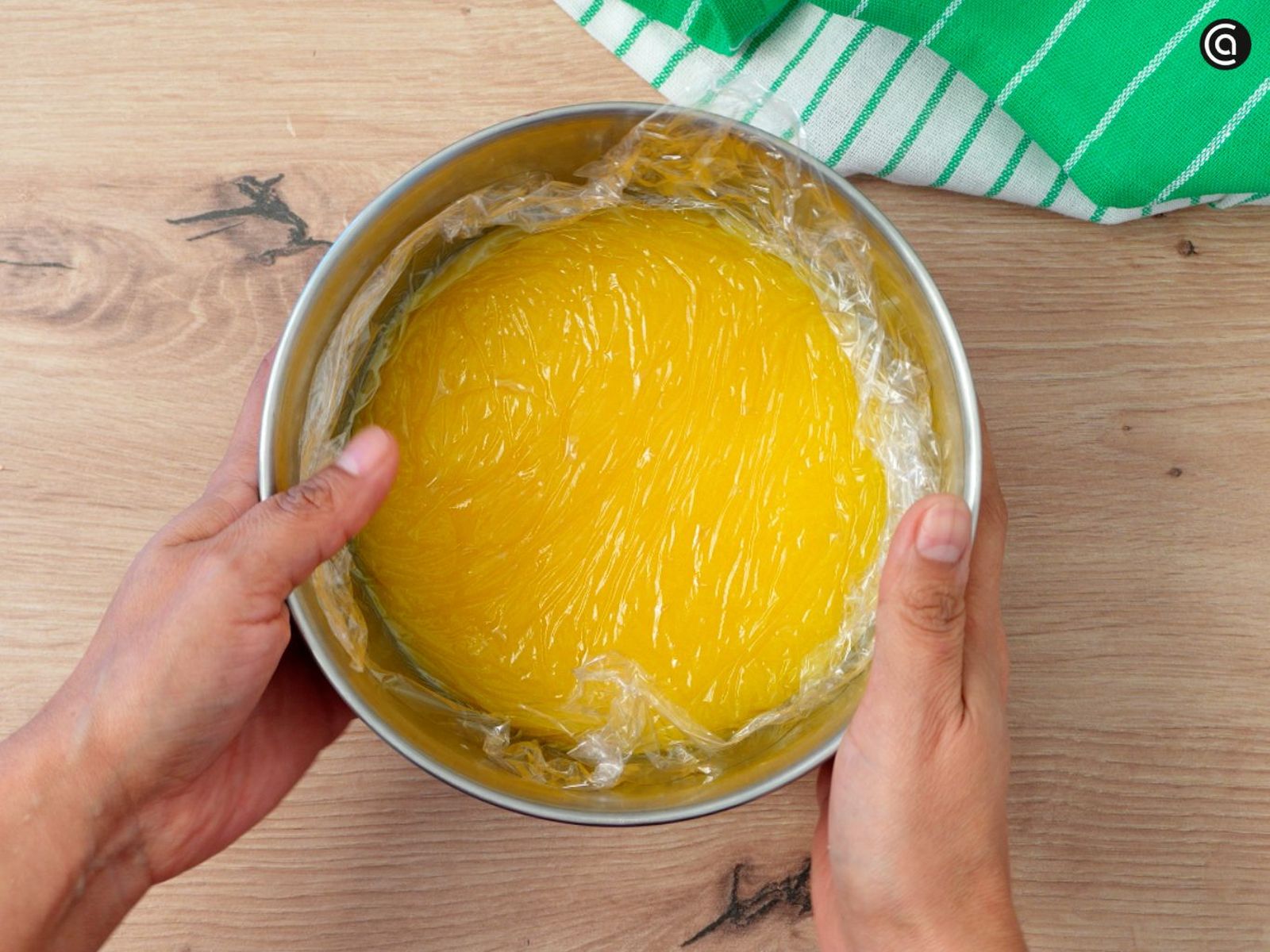 Cubre la crema de limón con film transparente y deja que repose