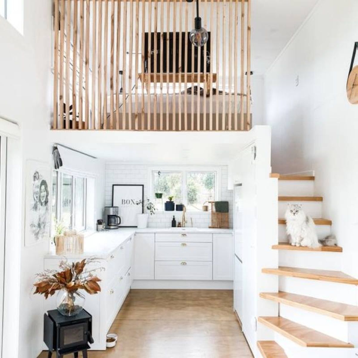 Loft decorado en blanco y madera.