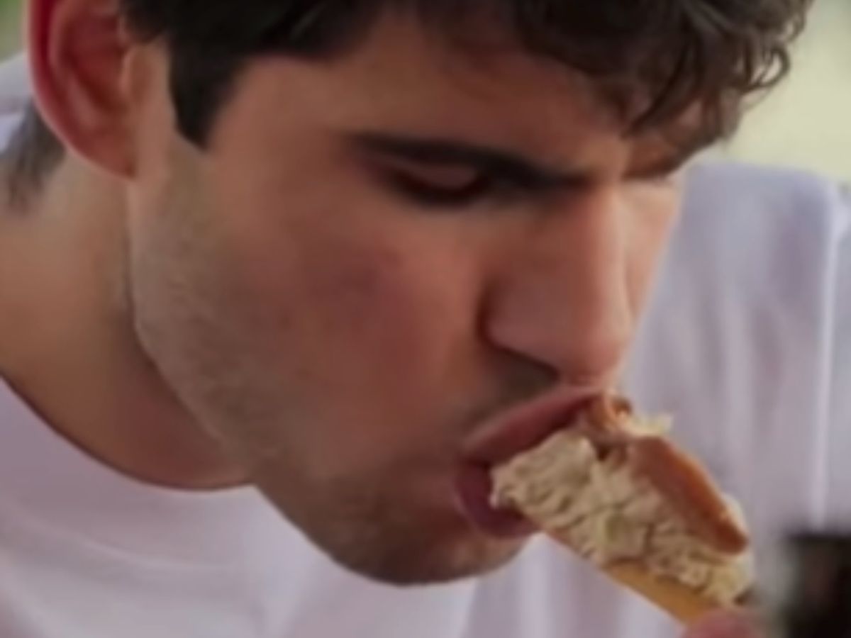 Carlos Alcaraz disfruta de la tapa murciana por antonomasia