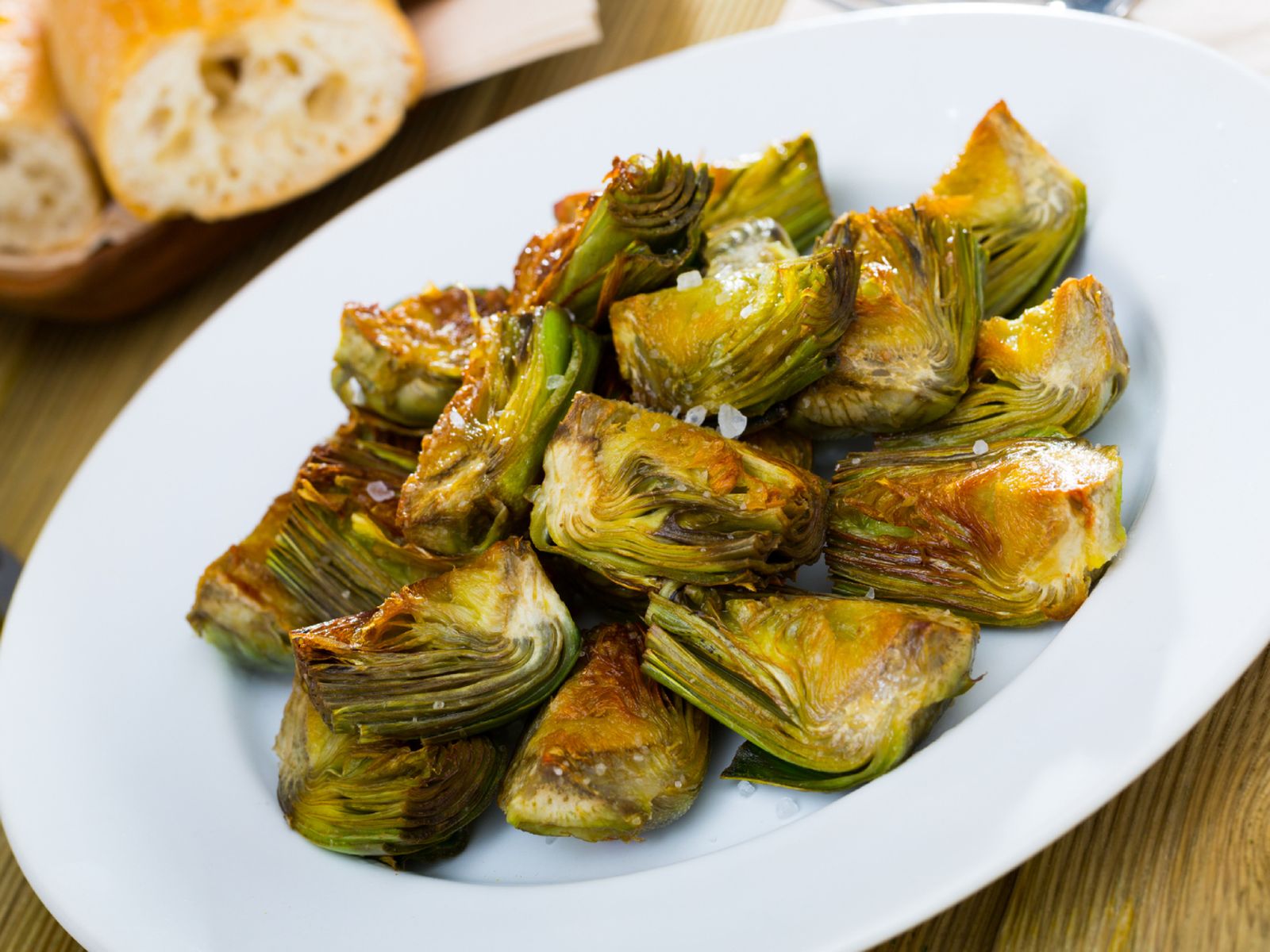 Asadas con un toque de sal, las alcachofas muestran su sabor más auténtico y natural.