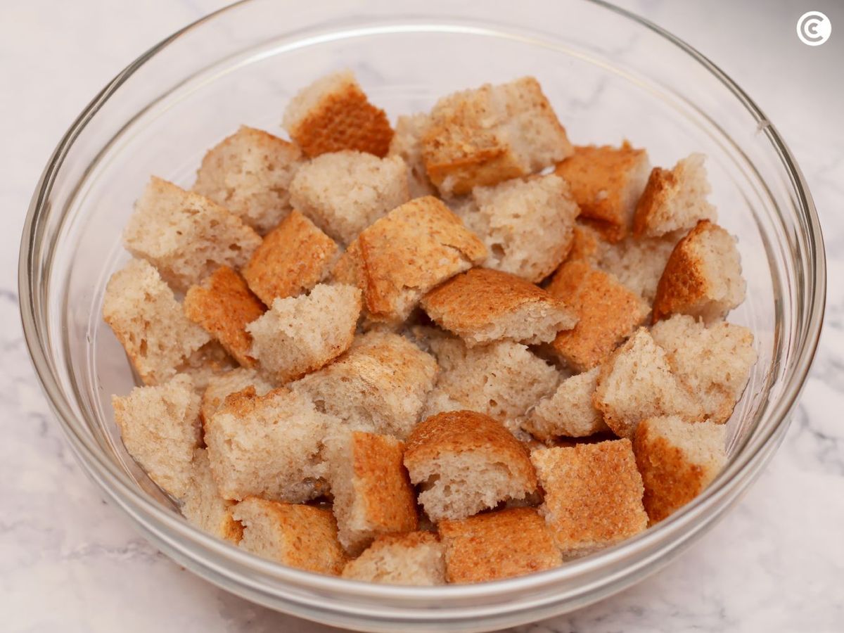 Empapar el pan con agua y vinagre para la panzanella