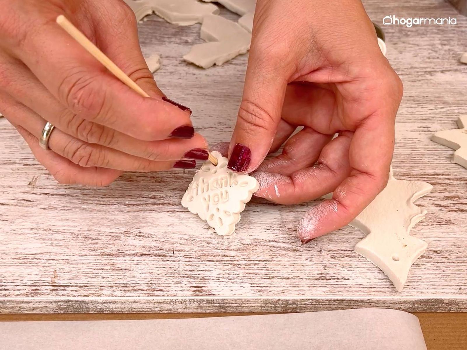 Haz agujeros y personaliza los adornos