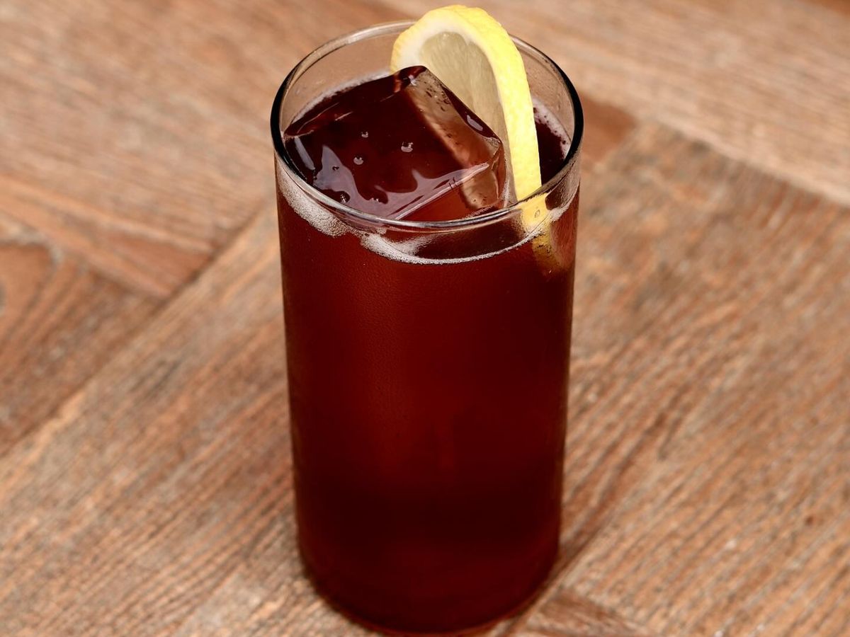 Cherry Kalimotxo de Alta, un guiño vasco con acento británico, reinterpretando el clásico kalimotxo con vino de cereza y cordial de cola casero.