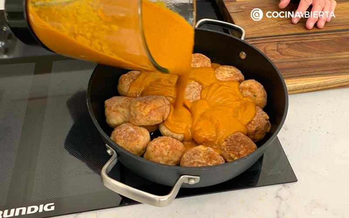 Mezcla las albóndigas con la salsa de tomate y cebolla