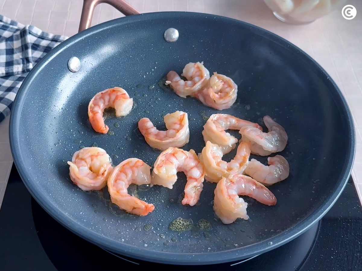 Dorar las gambas para los espaguetis a la marinera