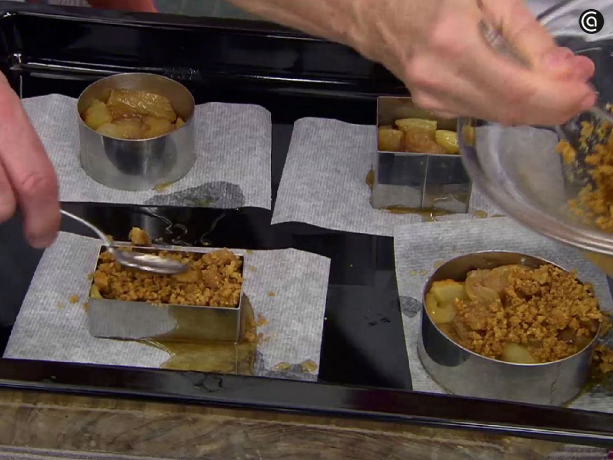 Rellena los moldes con las peras, escúrrelas y cúbrelas con las galletas