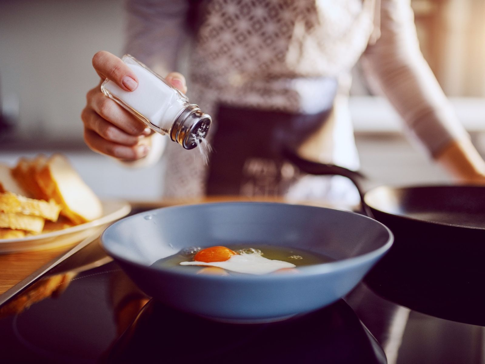Echa sal a los huevos antes de freírlos Echa sal a los huevos antes de freírlos