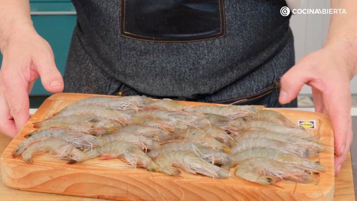 Prepara los langostinos crudos