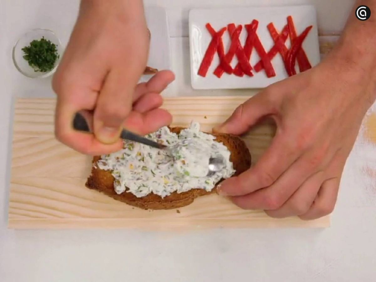 Unta las rebanadas de pan tostado con la mezcla de queso