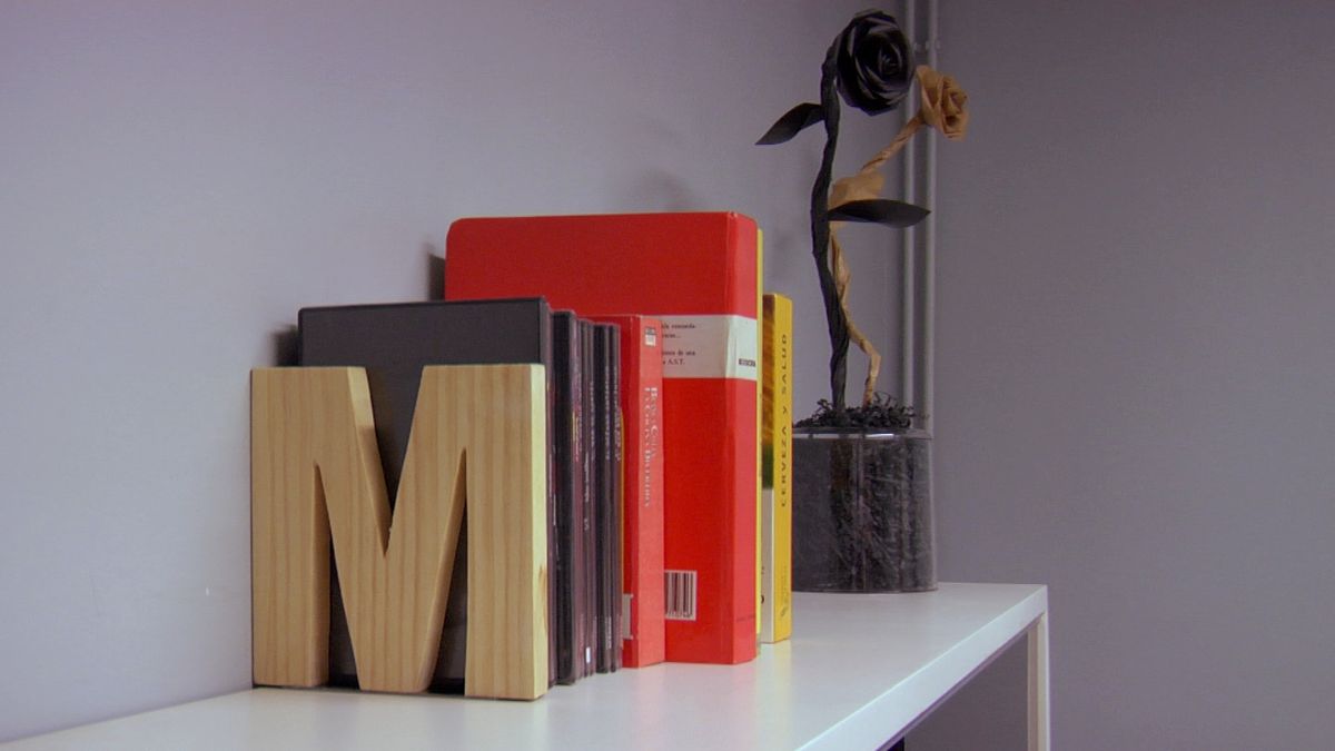 Sujeta libros personal