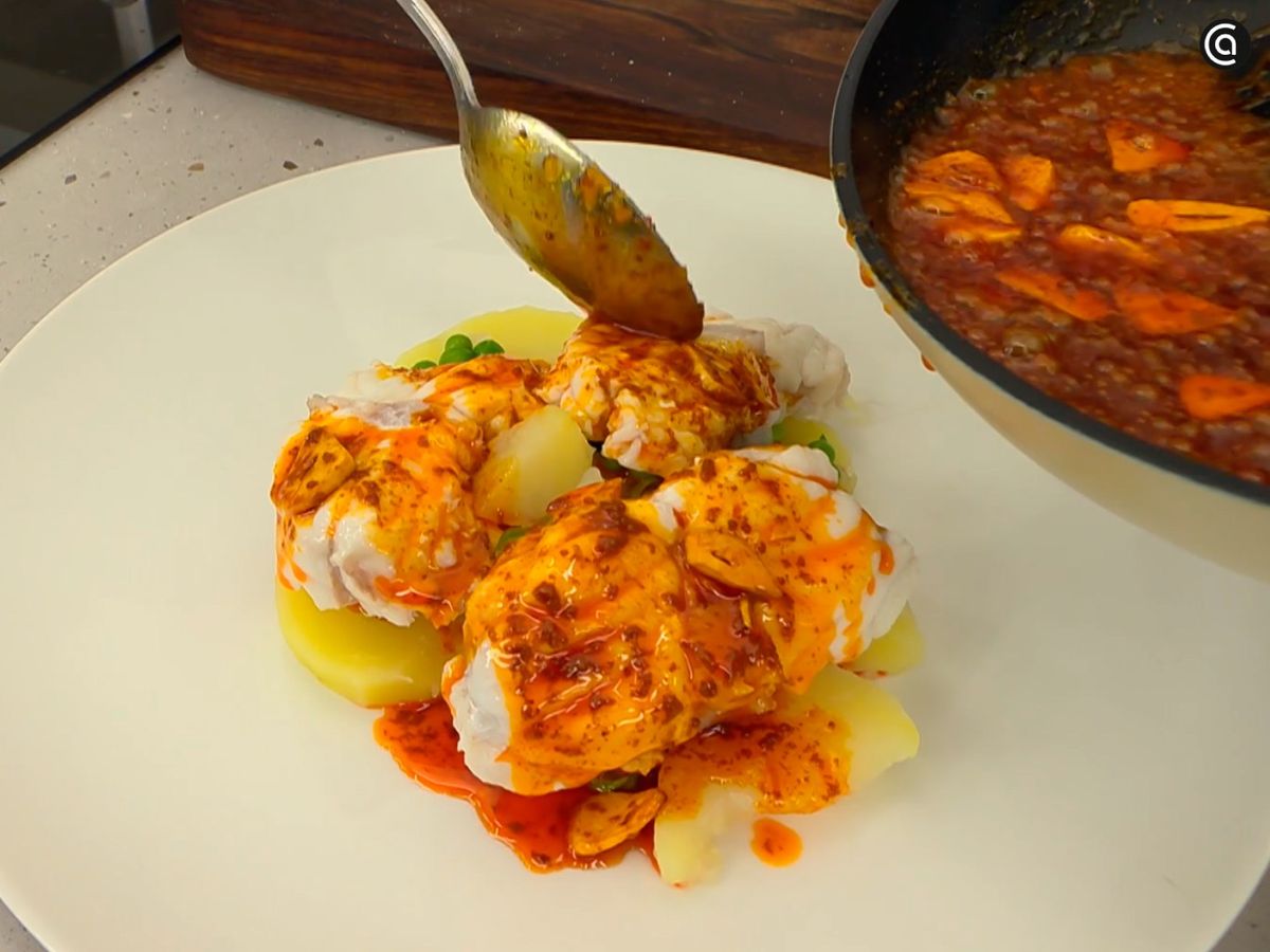 Sirve en un plato las patatas, los guisantes y el rape en rodajas, y añade la ajada por encima