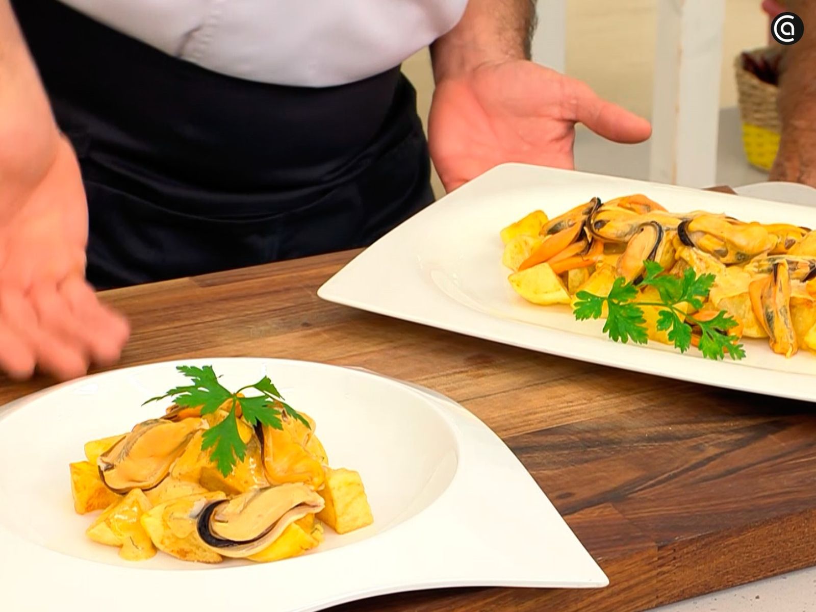 Sirve las patatas y los mejillones bañados en salsa brava Sirve las patatas y los mejillones bañados en salsa brava