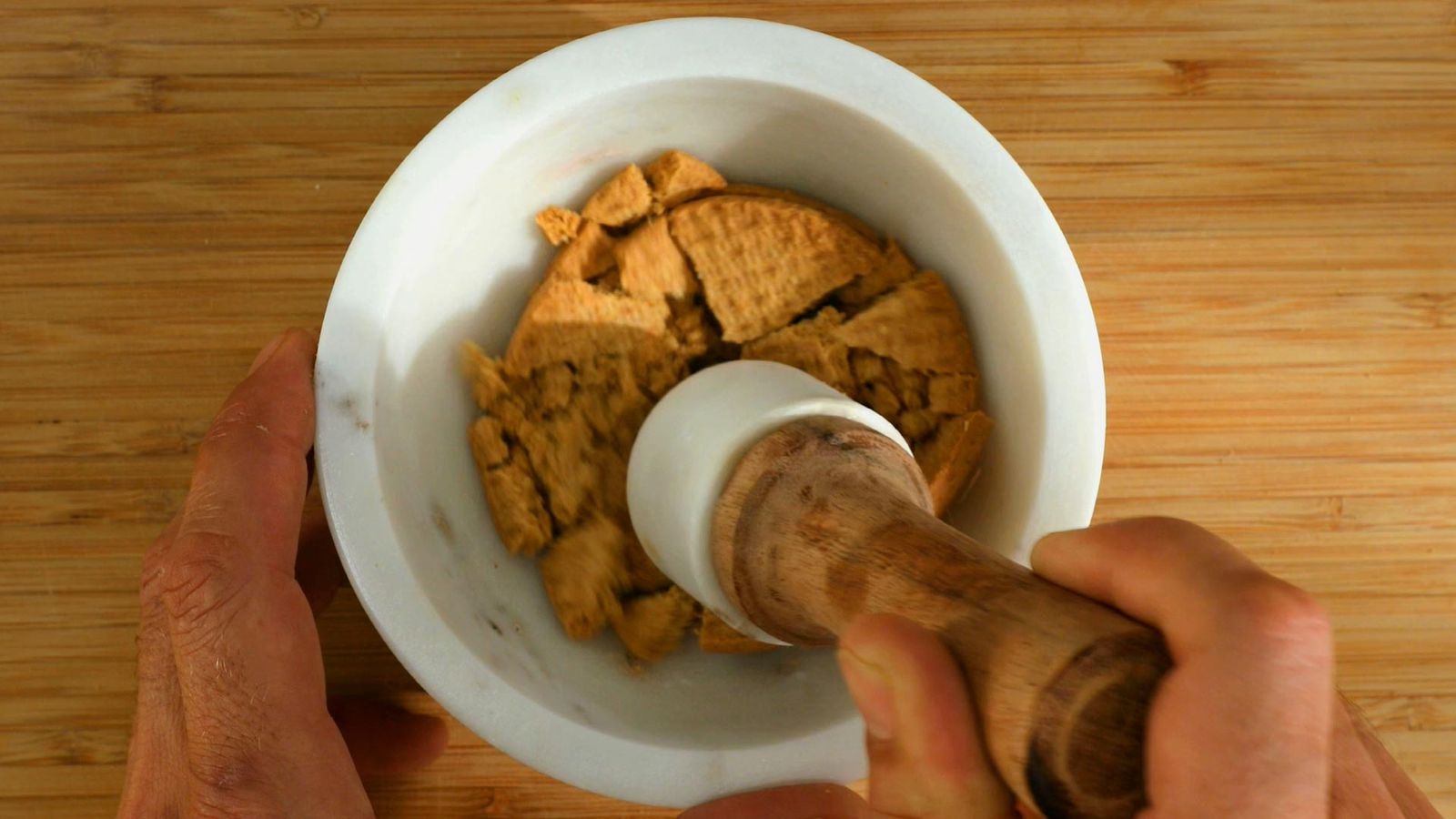 Machaca las galletas Receta de mousse de melocotón con nata paso 6