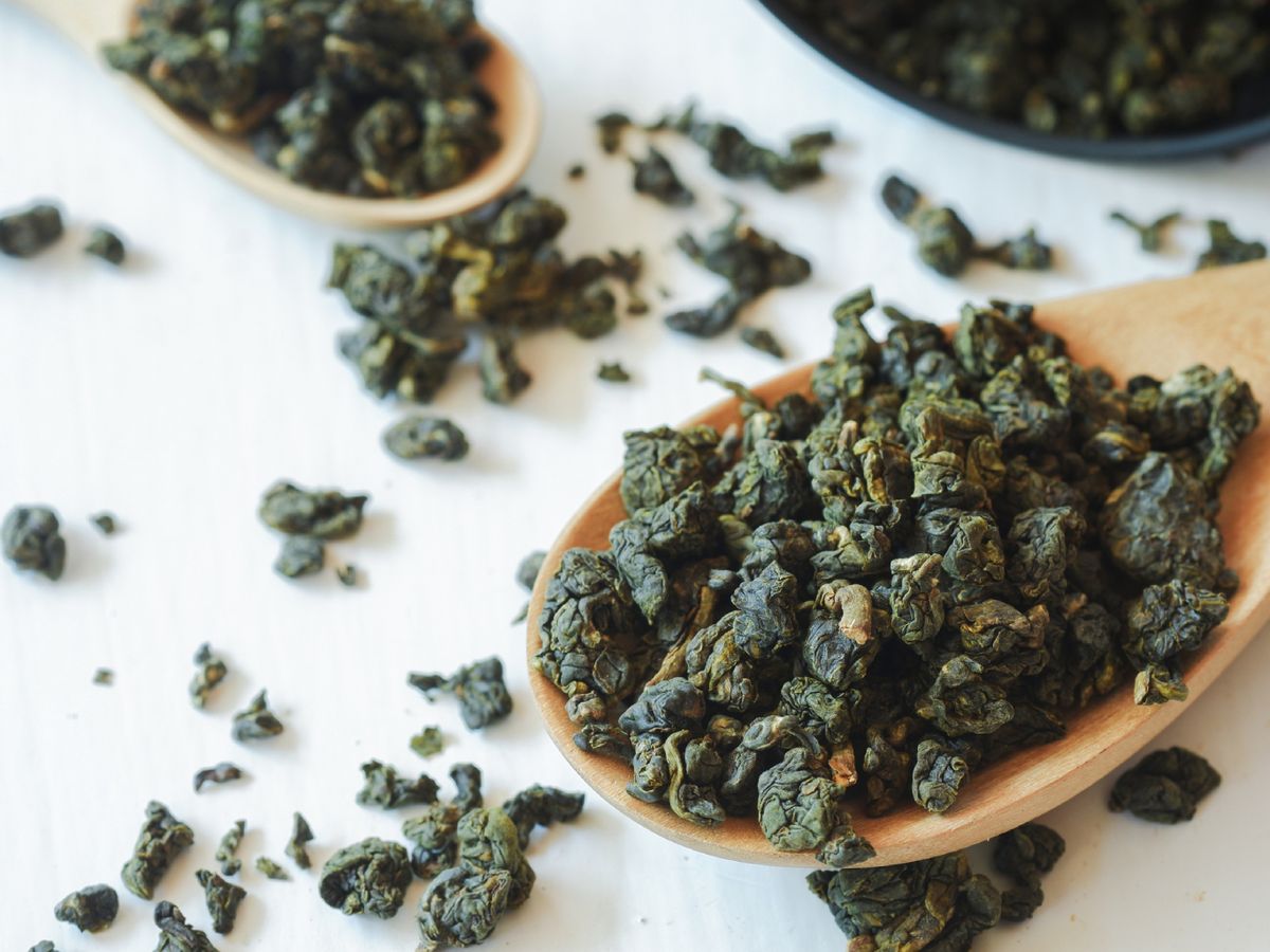 El oolong, a medio camino entre el verde y el negro, es un té versátil que sorprende con matices florales y tostados.