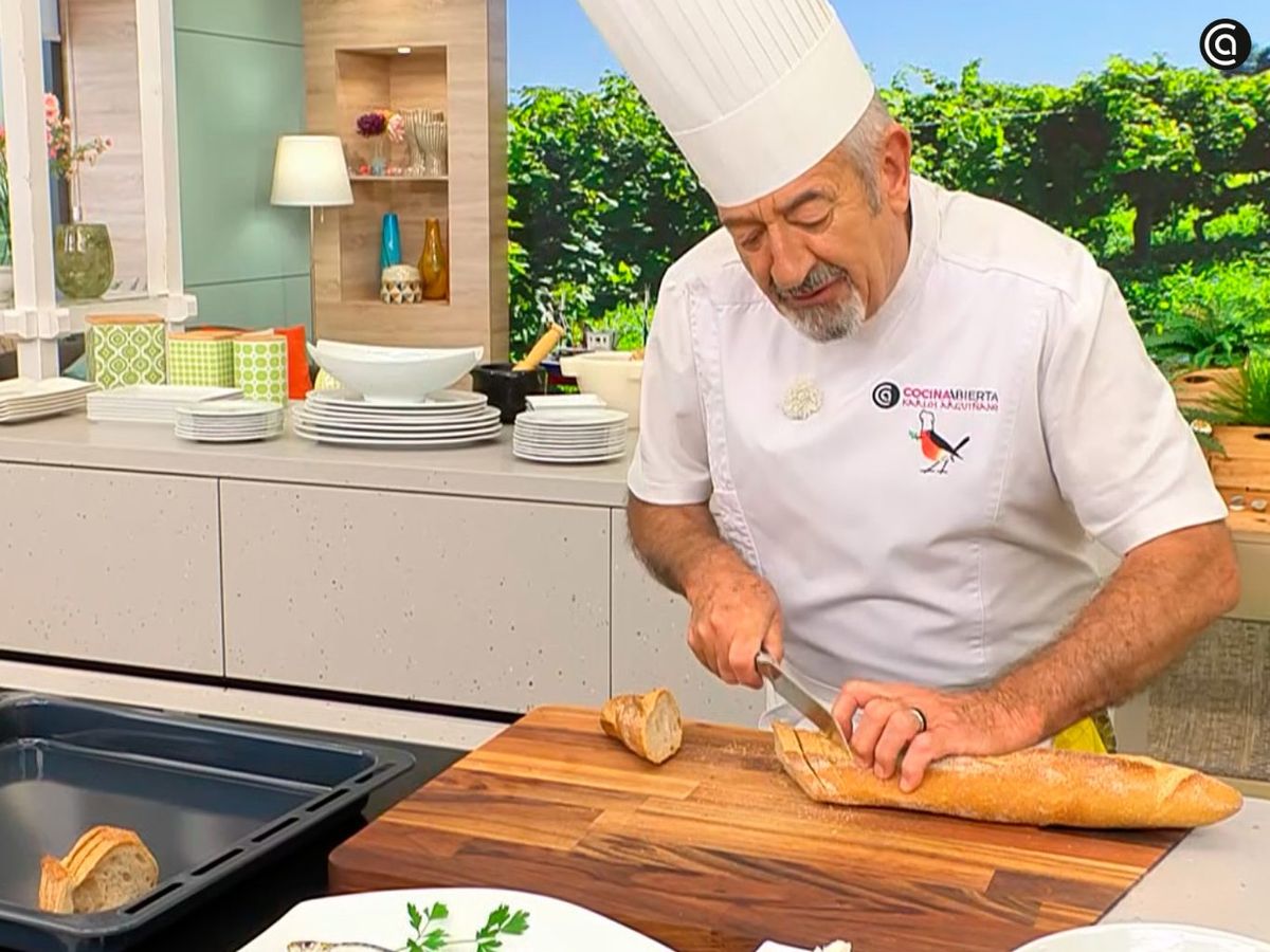 Divide el pan en trozos