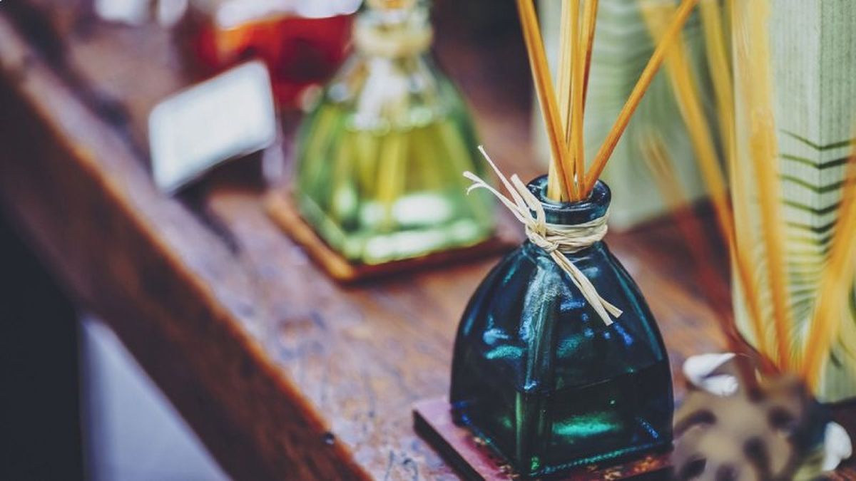 Puedes hacer ambientadores de Navidad con los recipientes de Mikado