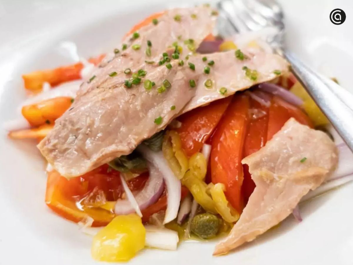 Atún en escabeche: jugoso, aromático y listo para servir frío en ensalada o tosta.
