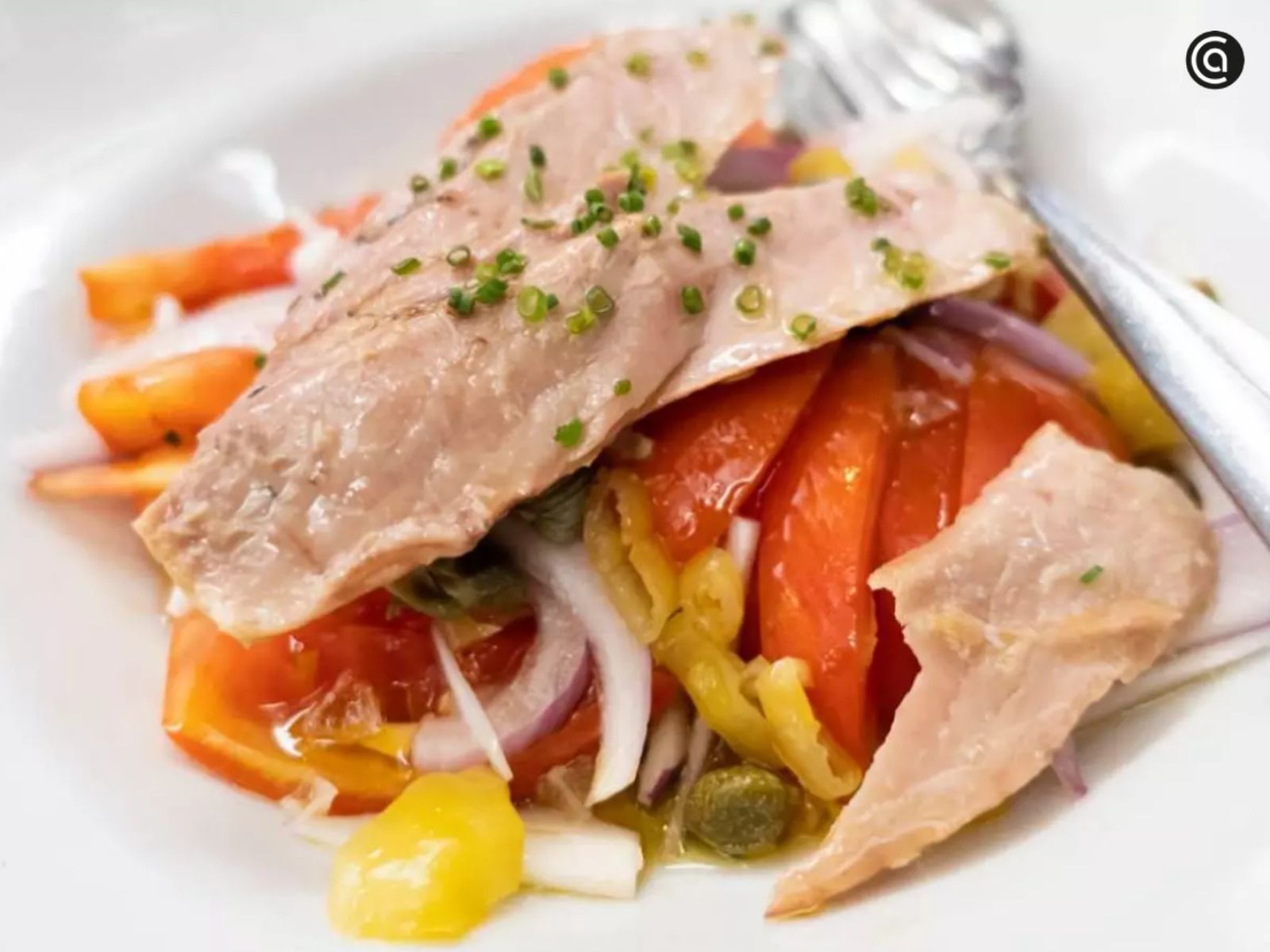 Atún en escabeche: jugoso, aromático y listo para servir frío en ensalada o tosta. Atún en escabeche: jugoso, aromático y listo para servir frío en ensalada o tosta.