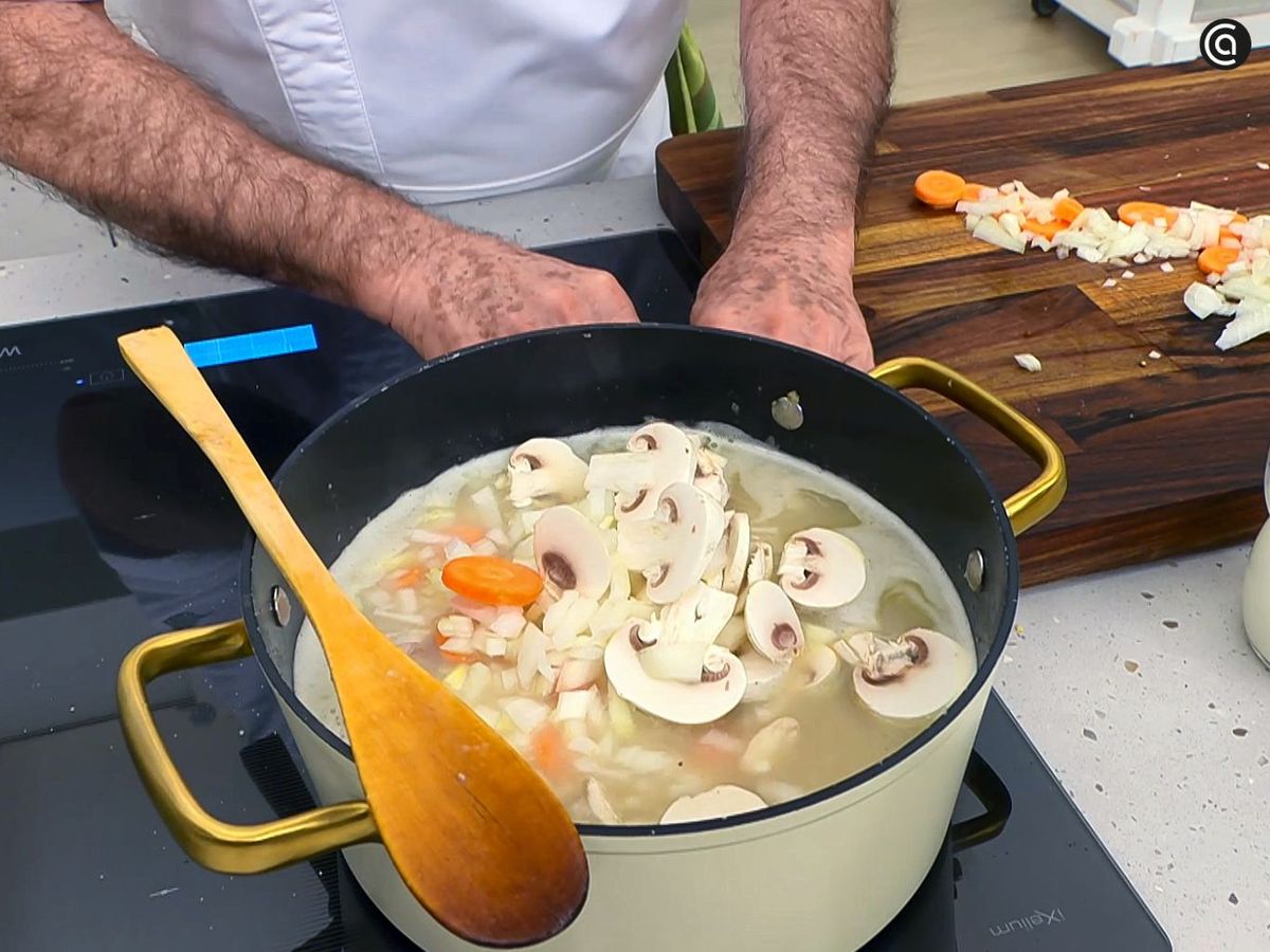 Agrega las verduras a la blanqueta de ternera