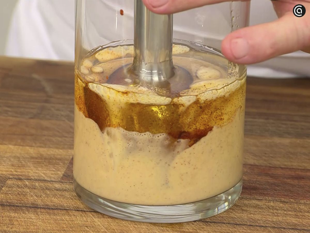 Bate hasta conseguir una salsa emulsionada