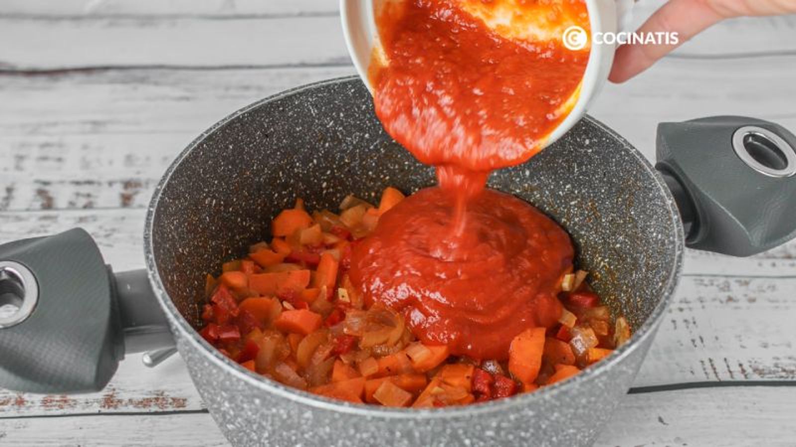 Añadimos la salsa de tomate al sofrito de verduras Añadimos la salsa de tomate al sofrito de verduras