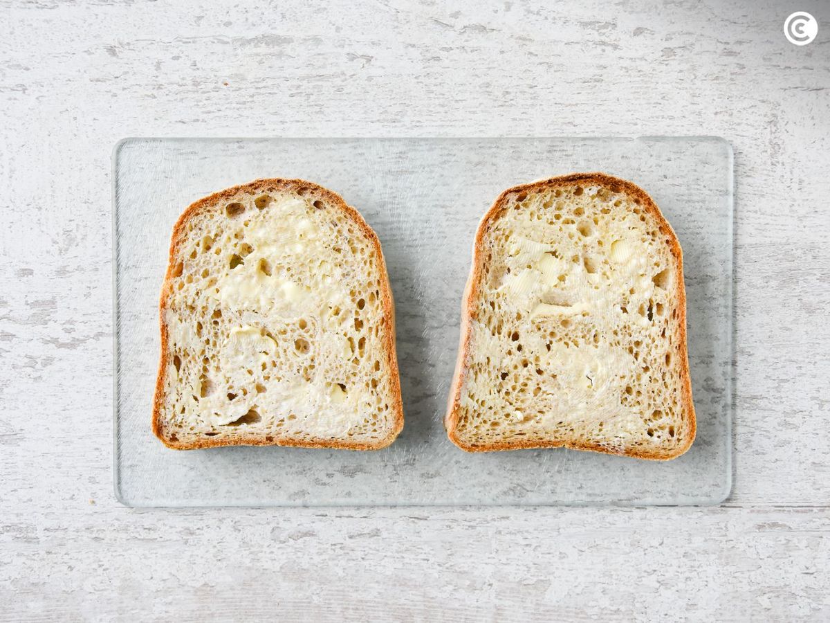 Untar el pan de molde con mantequilla para hacer el sándwich mixto