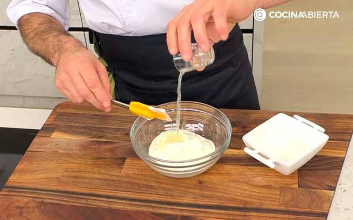 Vierte el zumo de limón y mezcla hasta que se integren