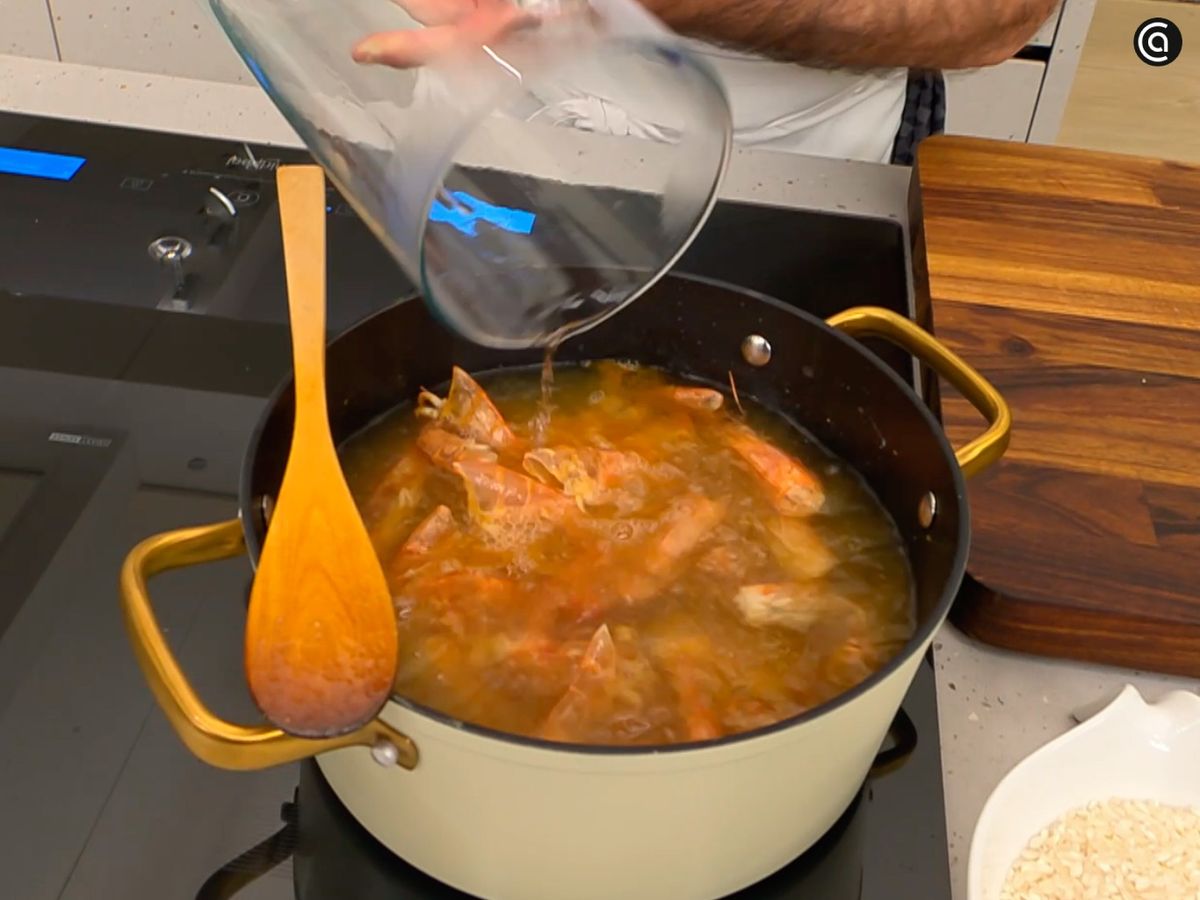 Rehoga los cabezas de los langostinos y cubre con agua
