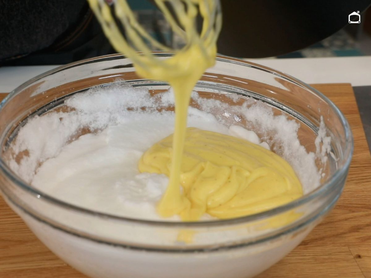 Vierte la mezcla sobre las claras batidas