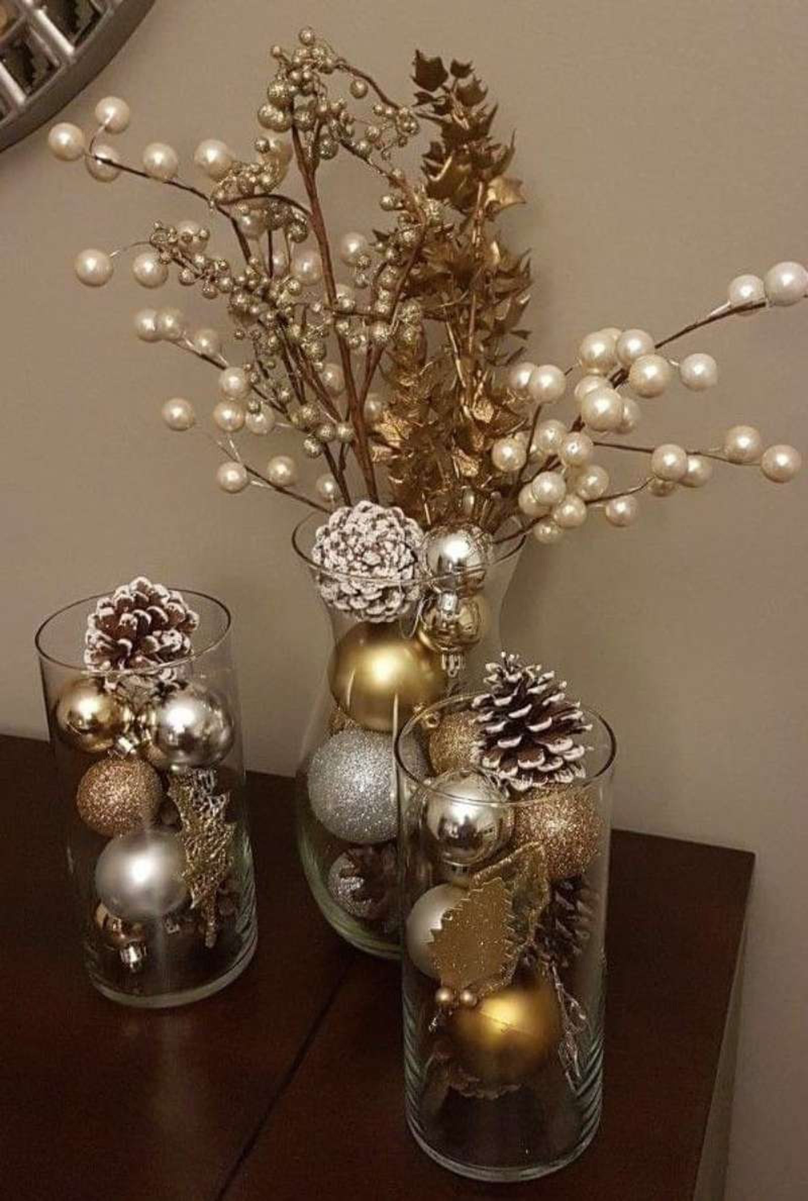 Jarrones de Navidad decorados con piñas secas y bolas. Jarrones de Navidad decorados con piñas secas y bolas.