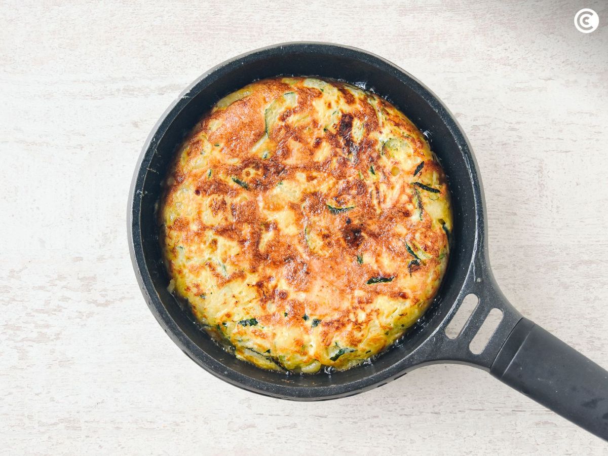 Hacer la tortilla de patata y calabacín en la sartén