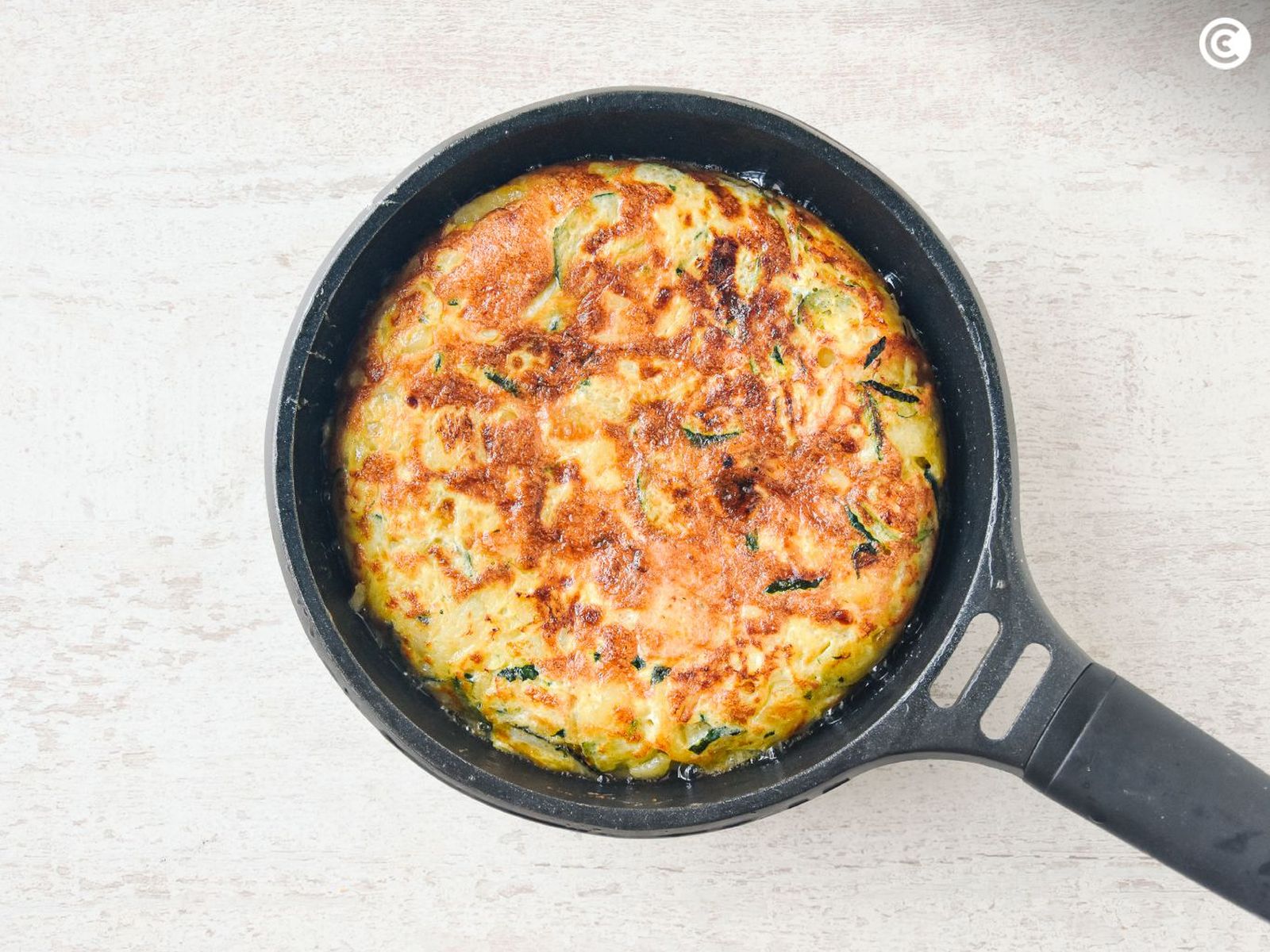 Hacer la tortilla de patata y calabacín en la sartén