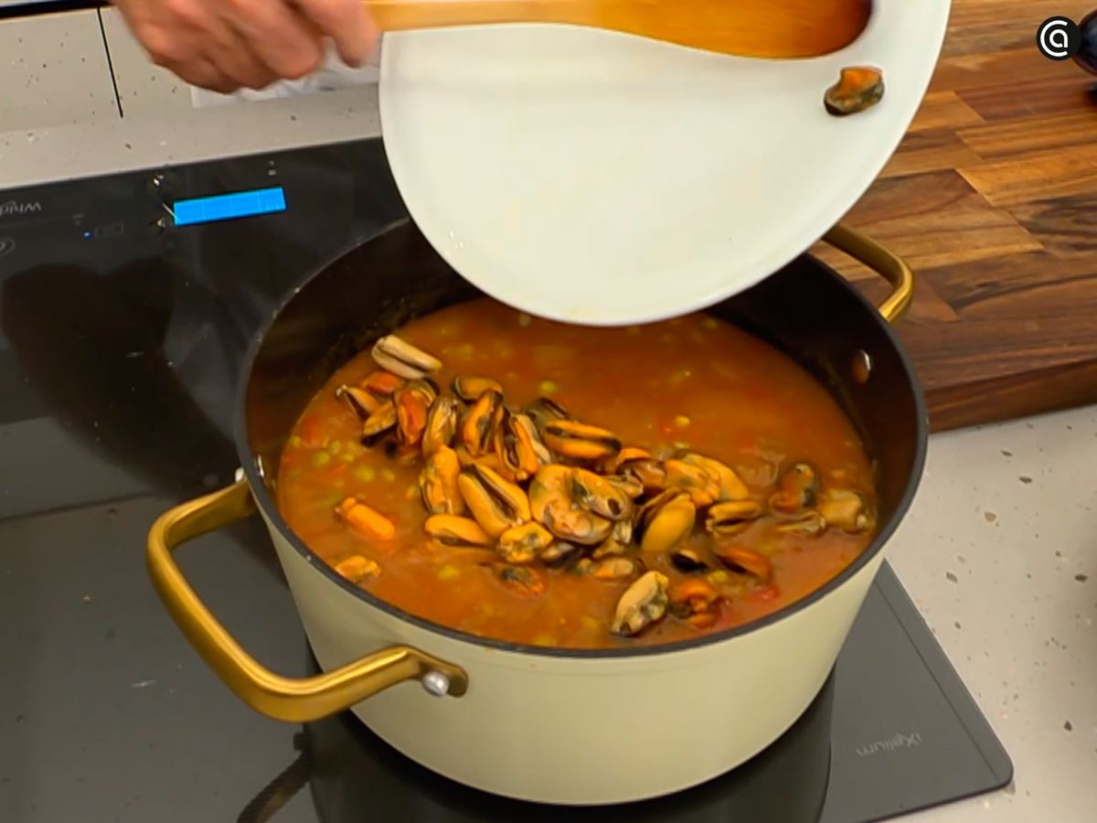 Agrega los mejillones y cocina