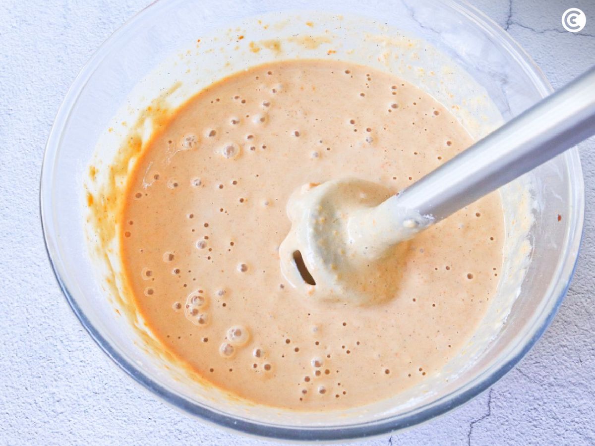 Triturar los ingredientes de las tortitas de calabaza