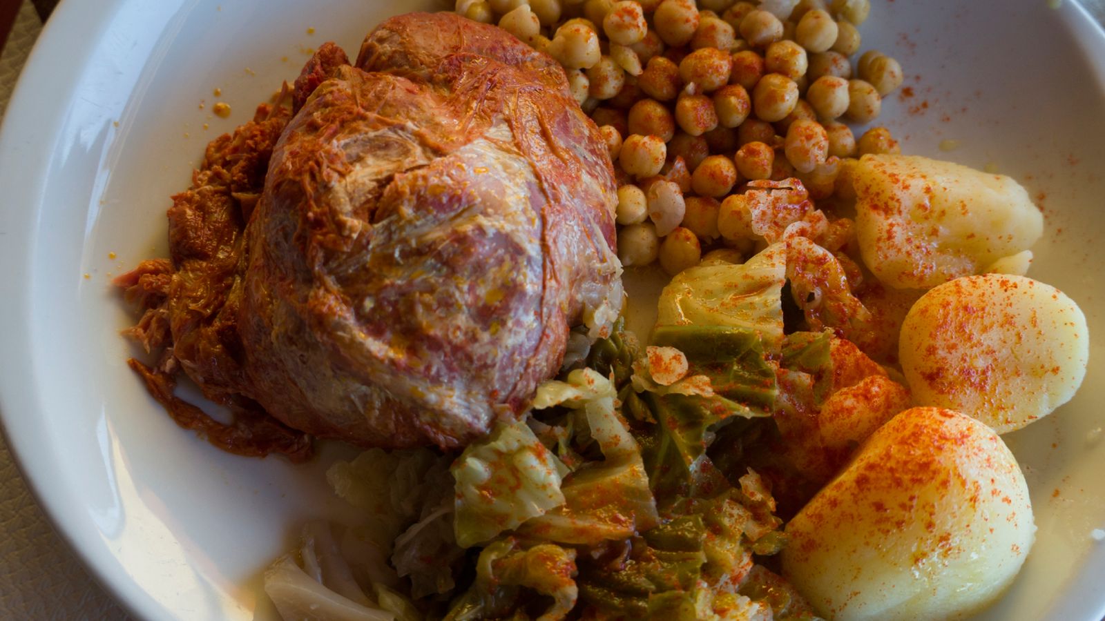 Berza, patatas y garbanzos, el mejor acompañamiento para el botillo.