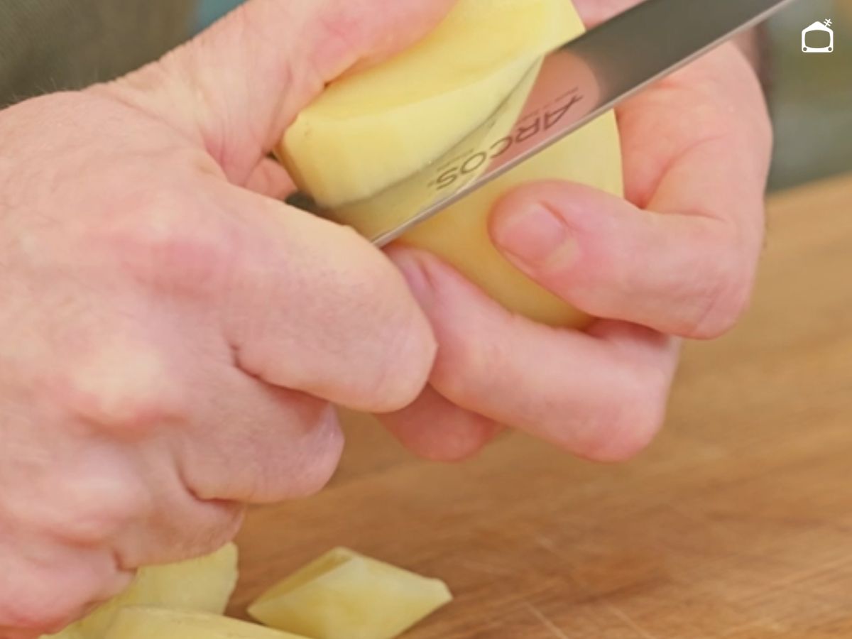Chascar las patatas al cortarlas ayuda a que se doren mejor y queden más crujientes.