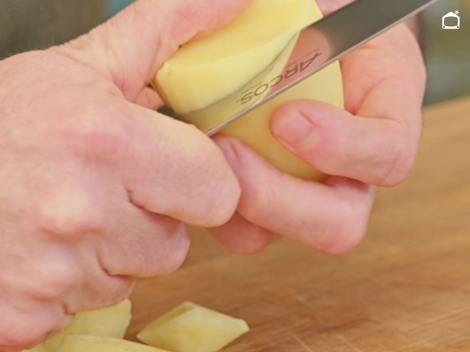 Chascar las patatas al cortarlas ayuda a que se doren mejor y queden más crujientes.