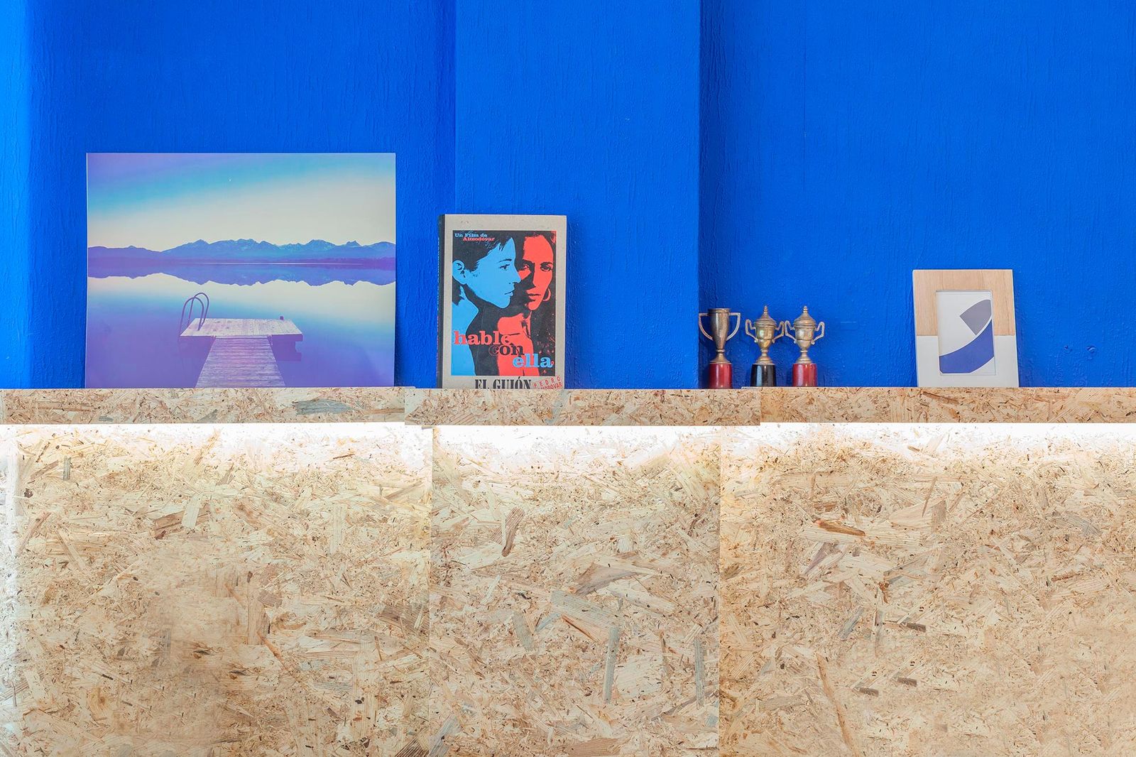 DEKO706 Decorar pared con friso OSB iluminado