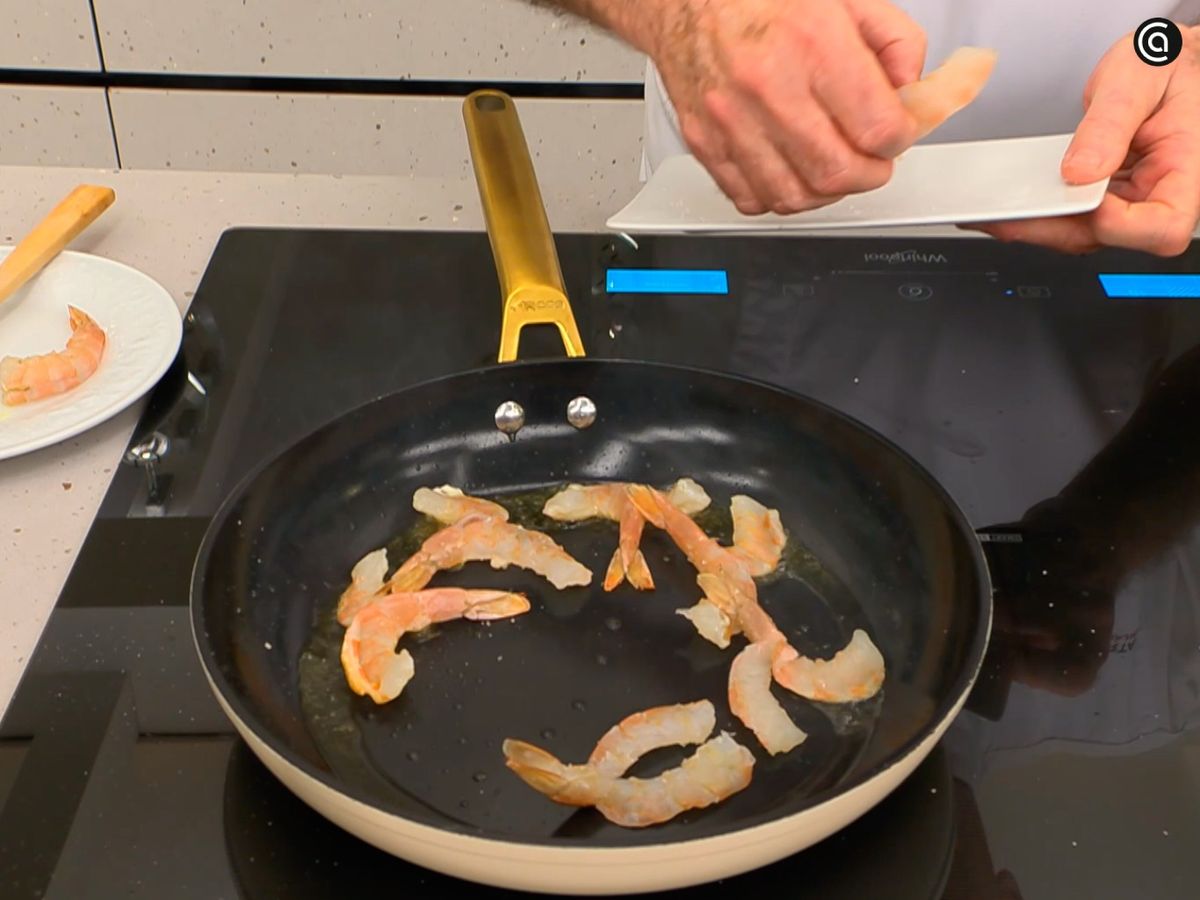 Abre los langostinos y saltéalos unos minutos