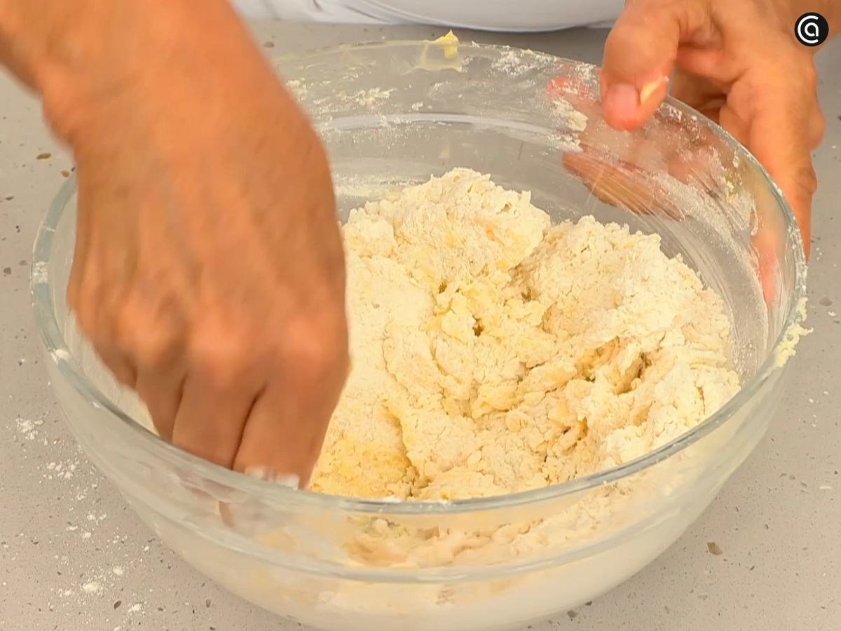 Mezcla los ingredientes para preparar la masa quebrada