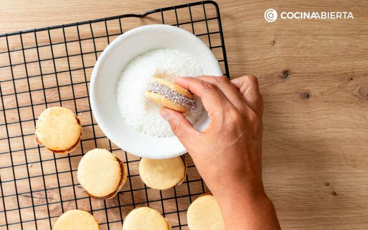 Pasa los alfajores por coco rallado