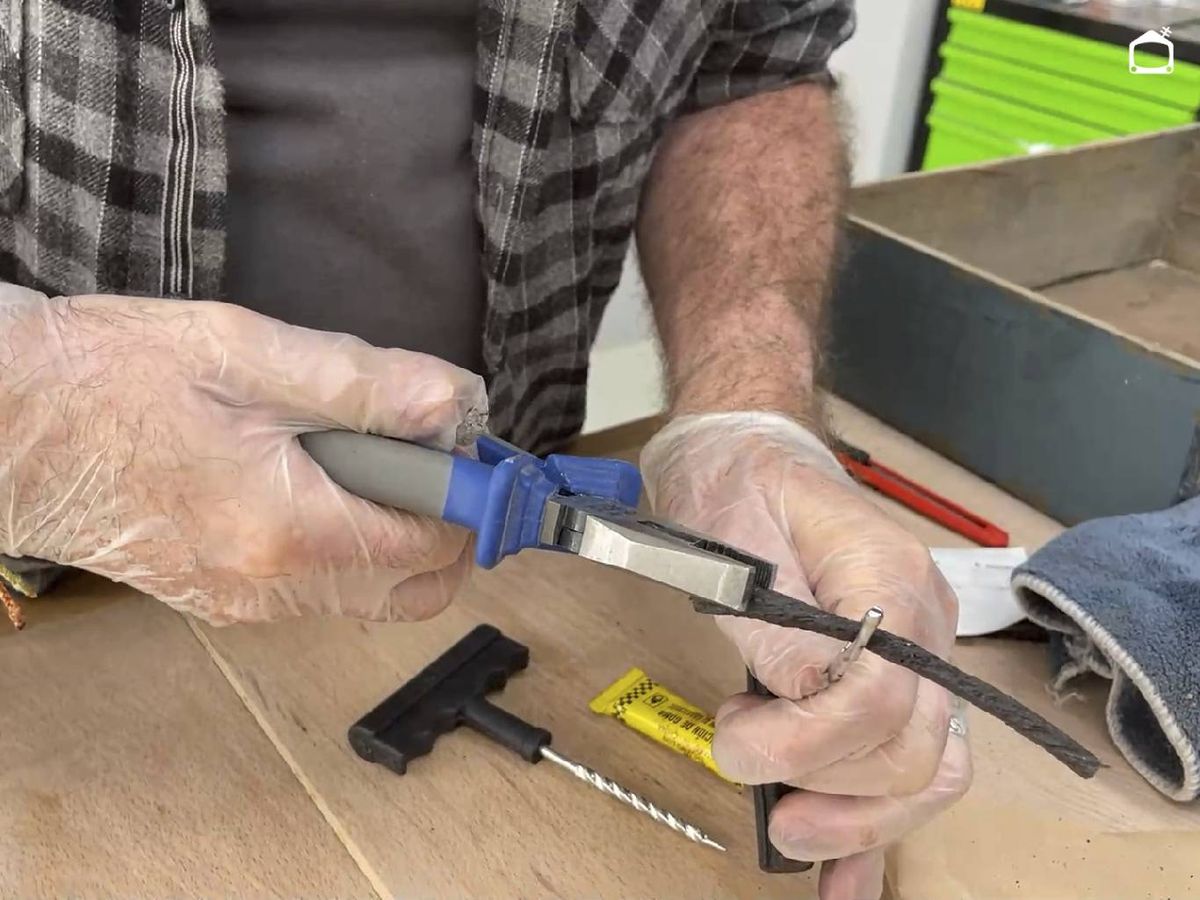 Preparar el parche para arreglar un pinchazo.