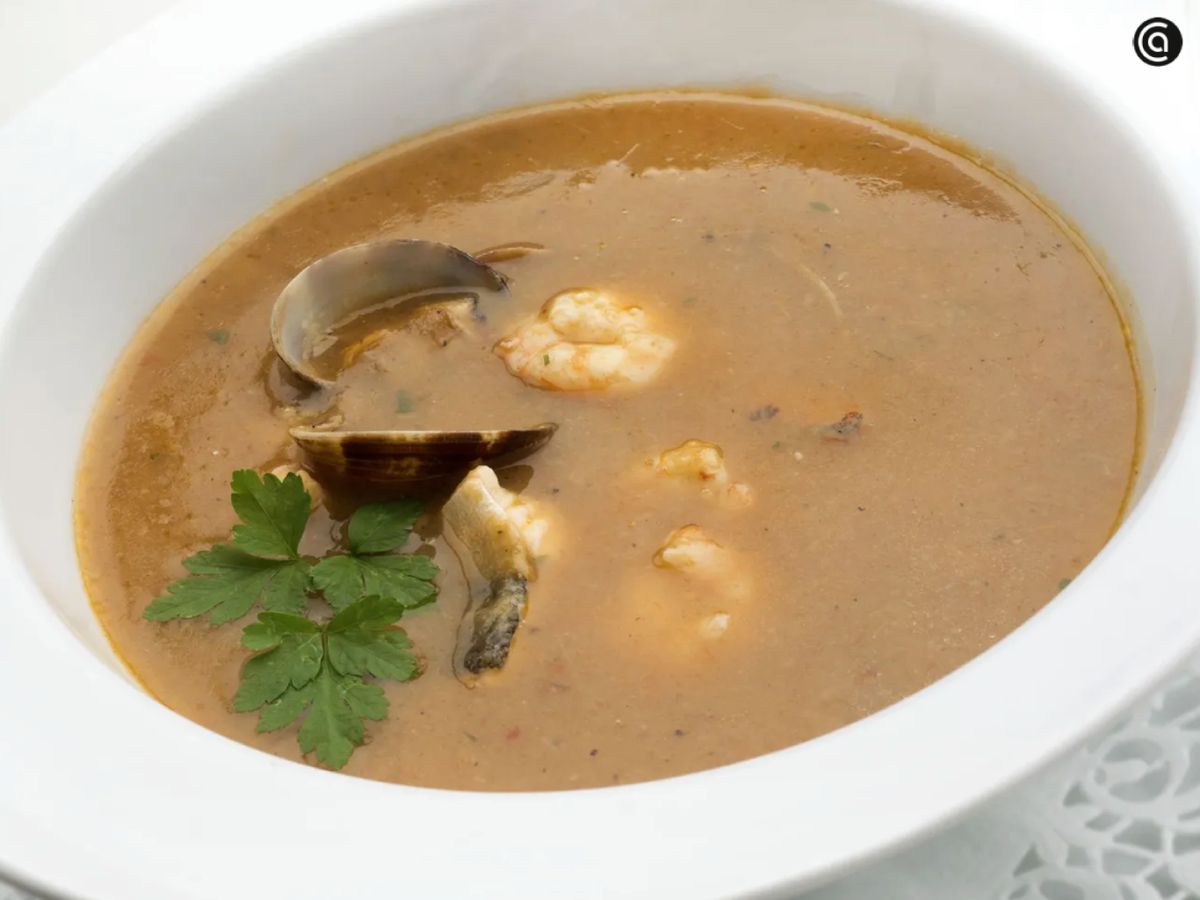 La sopa de marisco es una receta reconfortante que abre el menú navideño con elegancia.