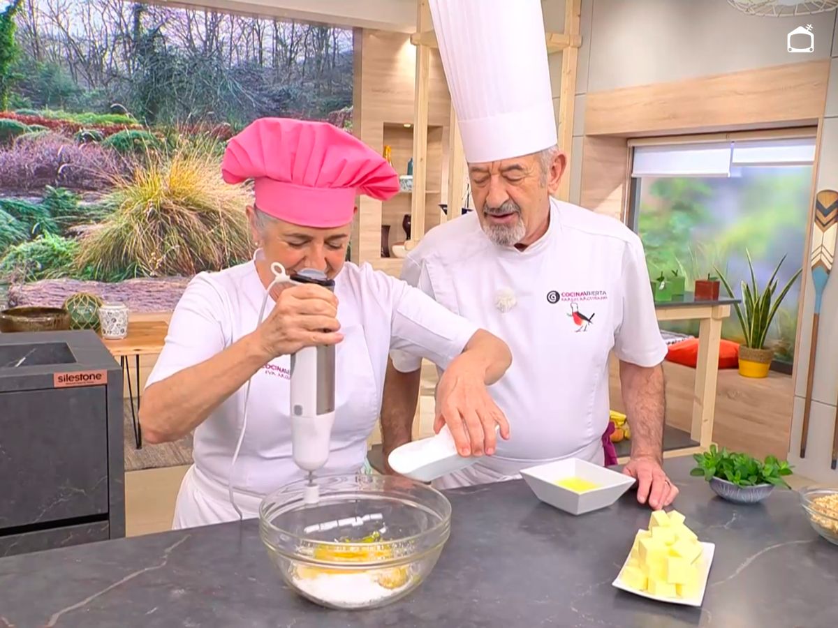 Monta las yemas con el azúcar