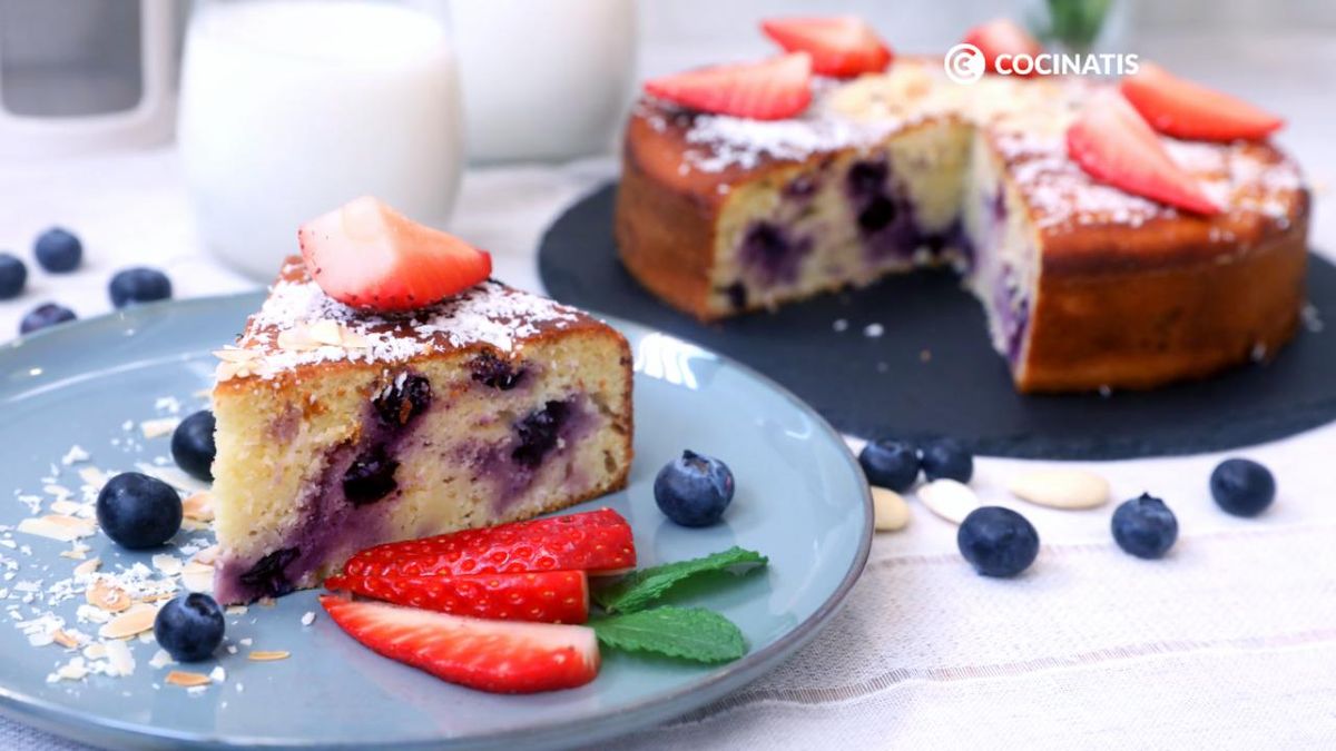 Bizcocho de almendras con limón y arándanos