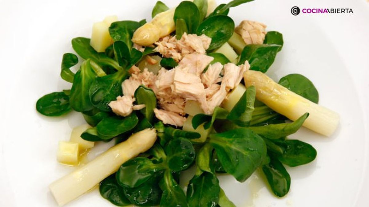Ensalada de canónigos, patata, espárragos y bonito