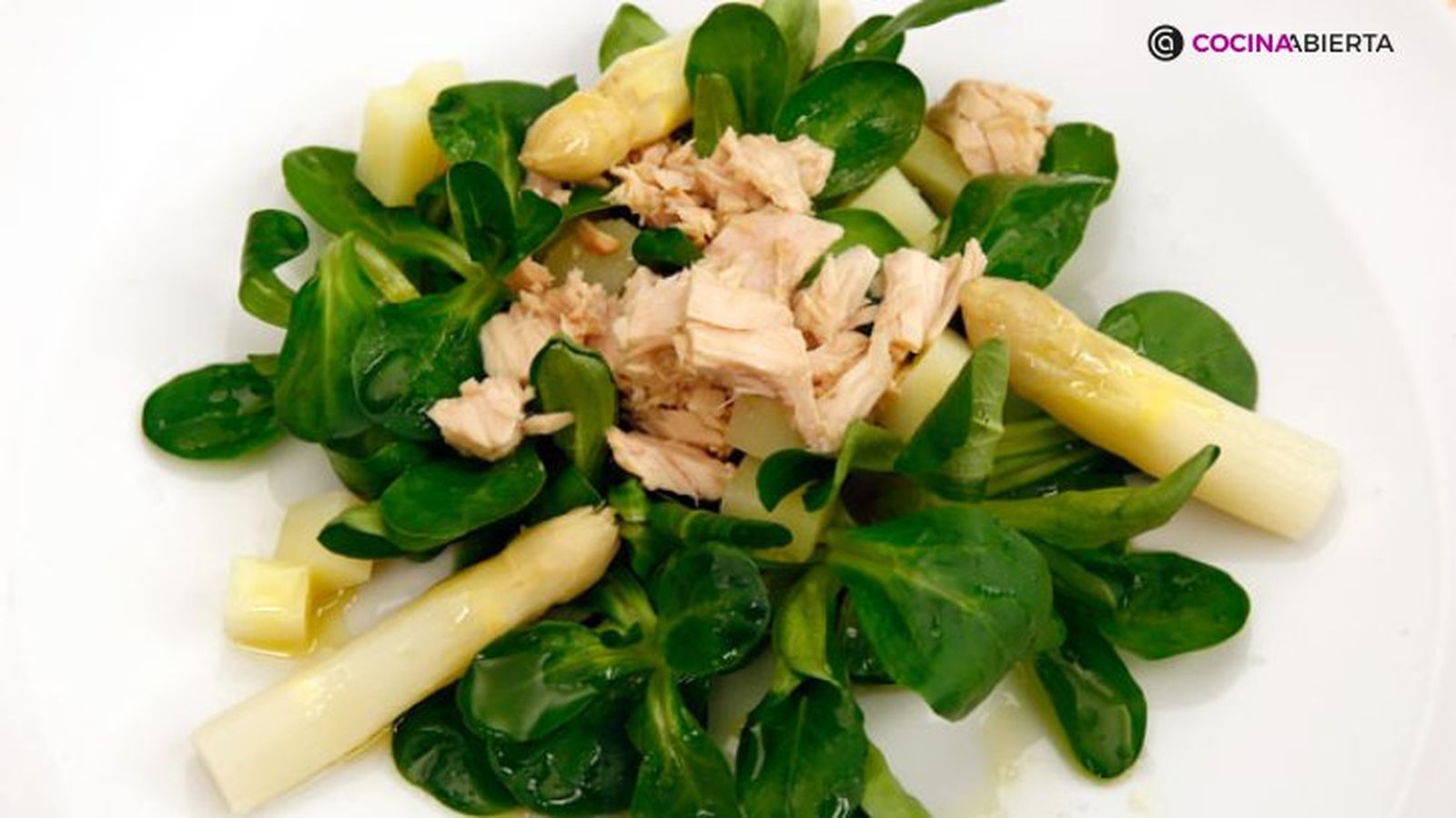 Ensalada de canónigos, patata, espárragos y bonito