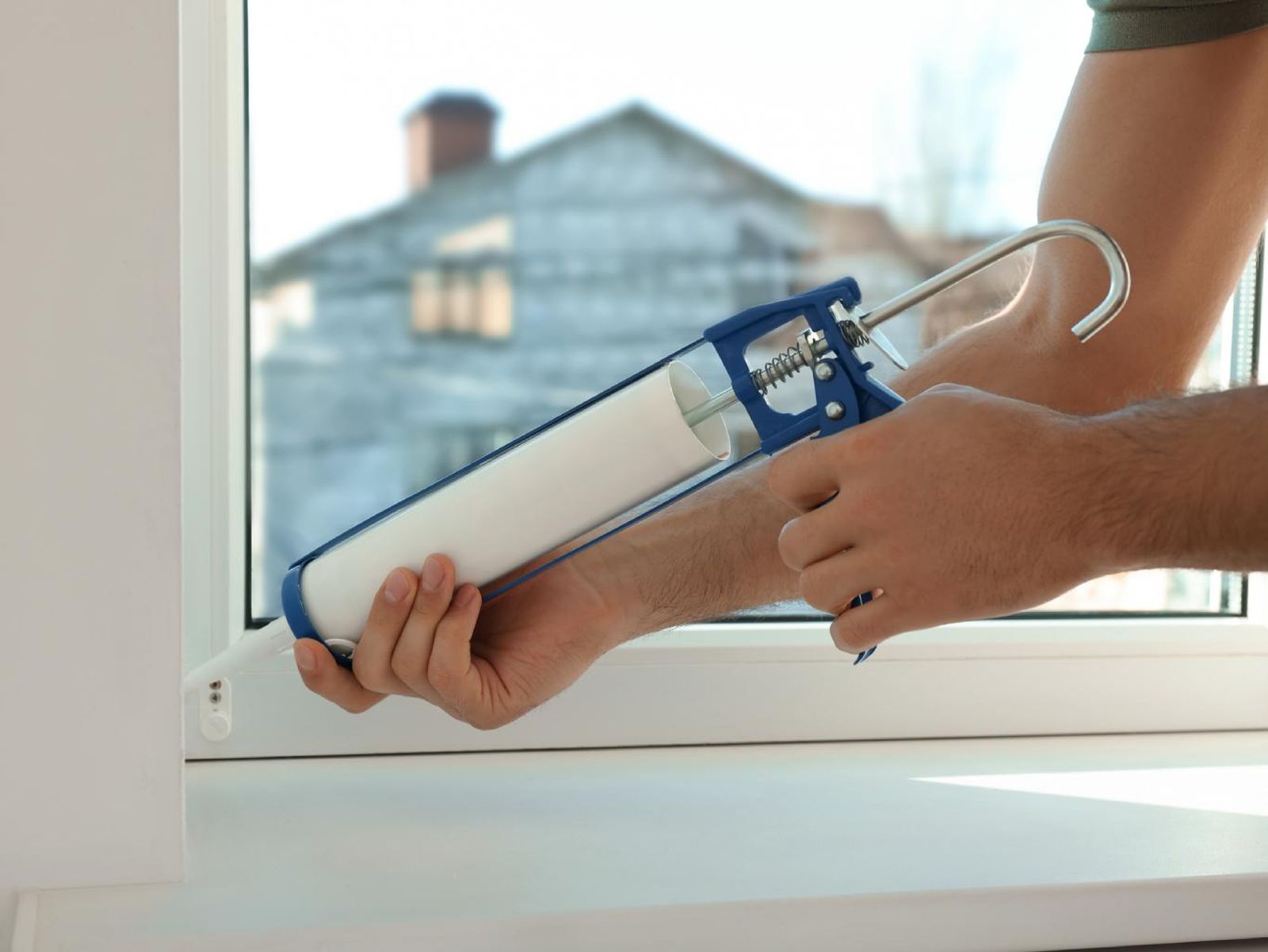 Sellar las ventanas para reducir el ruido del viento en casa. Sellar las ventanas para reducir el ruido del viento en casa.
